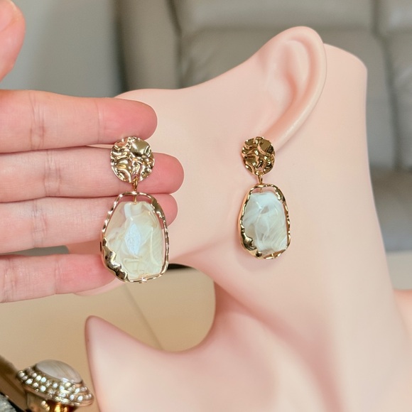 ⚜️ Gold and Créame Stone Drop Earrings - Women's Jewelry - Picture 4 of 8